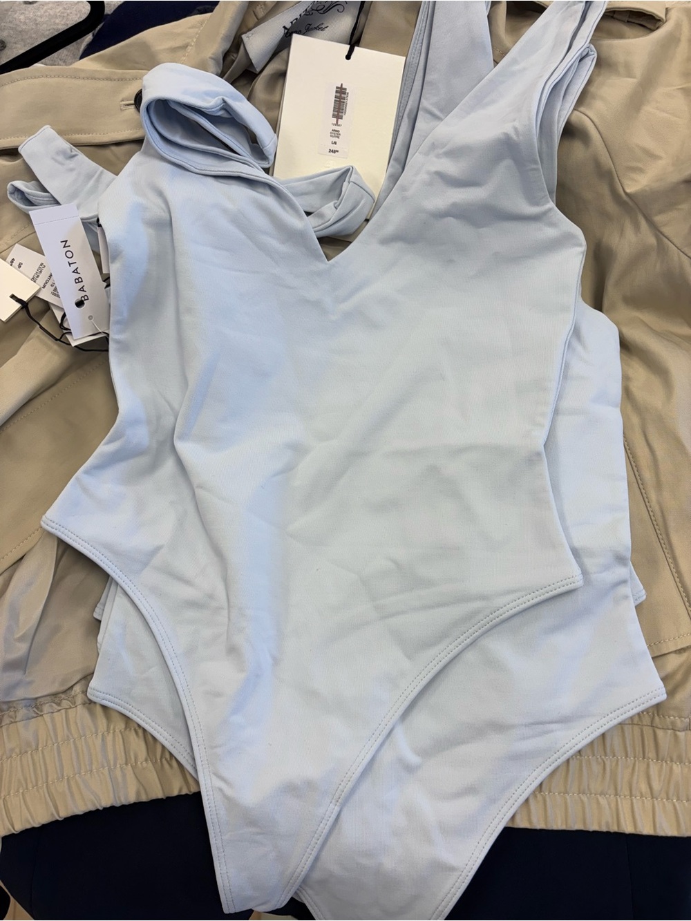 NWT aritzia contour vneck bodysuit - Picture 1 of 2